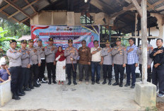 Polres Mukomuko Bedah Rumah Korban Kebakaran, Bupati Serahkan Bantuan Rp10 Juta