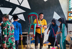Peduli Korban Bencana, Polisi dan Tentara Bantu Bersihkan Sekolah Terdampak Banjir