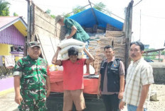 Babinsa Dampingi Penyaluran   Bantuan Pangan di Pasar Manna