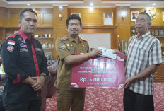 Bupati Arie Bantu Penderita Tumor Asal Air Napal, Serahkan Bantuan untuk Pengobatan dan Transportasi 