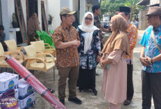 Peduli Korban Kebakaran, Bupati Mukomuko Serahkan Bantuan Material untuk Warga Pauh Terenja, Ini Pesannya