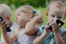 Bahaya Mengintai, Jika  Anak Dibiarkan Main Gadget Sebelum Tidur, Ini Kata Pakar