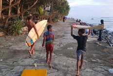 Anak-anak Surfing di PSB Jadi Perhatian, Ada yang Berselancar dengan Tutup Box Ikan