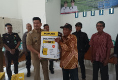 Wabup BU Arie Serahkan Bantuan   Hand Sprayer Elektrik ke Poktan, Segini Jumlahnya  