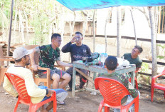 Canda Tawa Personel Satgas TMMD di Tengah Pekerjaan Bersama Masyarakat