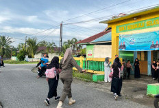 Srikandi Satpol PP Sambangi Sekolah,  Bantu Pelajar Menyeberang Jalan