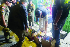 Satpol PP Kota Bengkulu Gerebek Warung Sembako, 87 Botol Miras Ilegal Disita