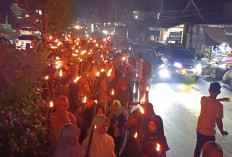 Malam Takbir Bergema, Pawai Obor Terangi Kota Manna