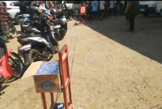 Bupati Seluma Bantu Warga, 250 Dus Air Mineral untuk Pengantri BBM
