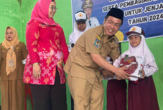 Bupati Sapuan Bagikan Seragam Sekolah Gratis, Ini Pesannya