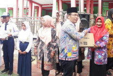 Bagikan Seragam Gratis, Ini Harapan Bupati Mukomuko