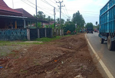 Galian SPAM Kobema Diprotes Warga, Jalan Becek dan Bahu Jalan Turun Saat Hujan