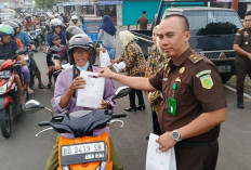 Ramadan Penuh Berkah, Kejari Bengkulu Utara Bagi Takjil dan Stiker Anti Korupsi di Pasar Purwodadi