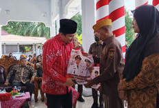 HUT ke-80 RI, Bupati Arie Apresiasi Veteran dan PNS Berjasa, Bagikan 160 Paket Bingkisan