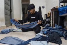 Menyulap Jeans Bekas Menjadi Karya Ekonomi Ramah Lingkungan