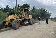 Jalan Provinsi di Seluma Rusak Parah, Warga Swadaya Memperbaikinya