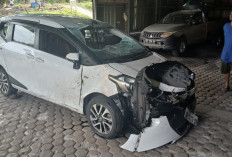 Tabrak Pembatas Jalan, Mobil Sienta Rusak Parah
