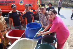 Bantu Warga Terdampak Kekeringan di Nanjungan, Polres Bengkulu Selatan Salurkan Air Bersih