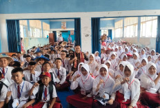  Bupati Lebong Bagikan Seragam Sekolah Gratis