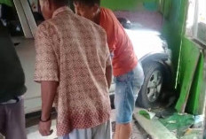 Mobil Toyota Rush Tabrak Rumah Warga Setelah di Isi Beras, Begini Kejadiannya