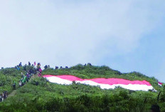 Bendera Raksasa Berkibar di Bukit Kaba, Diiringi Gema Indonesia Raya 