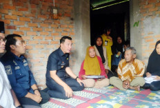 Tinjau Lokasi Kebakaran, Bupati Fikri Serahkan Bantuan, Ajak Masyarakat Gotong Royong
