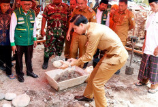 Peduli, Bupati Kaur Bedah   Rumah Korban Kebakaran