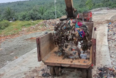 Ratusan Ton Sampah di TPA Kayu Arau Menumpuk, DLHK Bengkulu Selatan Lakukan Penataan