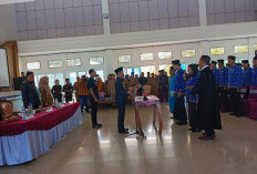 Serahkan SK 100 Persen PNS, Wabup   Kaur Tekankan Integritas dan Disiplin