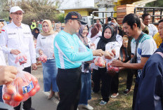  Rohidin Bagikan 3 Ton Tomat, Beri Dukungan Petani Hadapi Harga Tomat Rendah