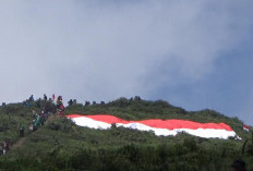 HUT RI ke-79, Ribuan Pendaki Bentangkan Bendera Raksasa di Puncak Bukit Kaba