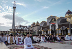 Idul Fitri, Ribuan Umat Muslim Penuhi Halaman Masjid Raya Baitul Izzah, Gubernur Tekankan Ibadah Berkualitas 