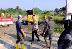 Polri  Perkuat Sinergi Lewat Bersih Lingkungan, Bhabinkamtinas Polsek Selebar Gotong Royong Bersama Warga 