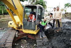 Gubernur Helmi Hasan Turun Tangan Atasi Banjir, Drainase Rusak Parah Segera Diperbaiki