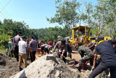 Warga dan Polisi Tambal Jalan Rusak, Ini Lokasinya