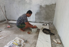 Satgas TMMD Ke-124 Kodim 0408/BS  dan Warga Maksimalkan Pemasangan Keramik Dan Plester Di  RTLH