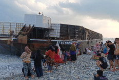 Kapal Tongkang Terdampar Jadi Hiburan Warga, Pengunjung Ramai Berdatangan