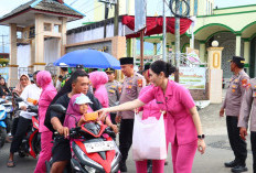 Jelang Berbuka, Polres dan Bhayangkari Lebong Berbagi Takjil