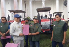 Modernisasi Pertanian, Bupati Kepahiang Serahkan Traktor Roda 4 dan Drone Kementan kepada Poktan 