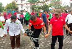Meriahkan HUT RI ke-80, Kemenag Bengkulu Selatan Gelar Lomba Estafet Kain Sarung