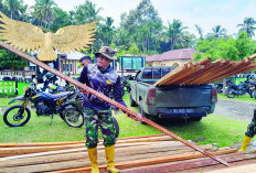 Satgas Pra TMMD ke-124 Begerak,  Persiapkan Kayu untuk Pembuatan Baliho