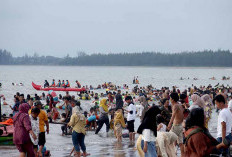 Berbahaya! Pengunjung Diimbau Tak Mandi di Pantai Panjang