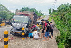Truk Bermuatan 10 Ton Sawit Alami Lakalantas Tunggal di Perbatasan Pino Raya–Kota Manna