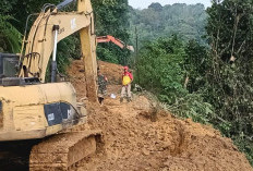 Evakuasi Material Longsor Siang Malam, Jalur Manna–Pagar Alam Diperkirakan Bisa Dilalui Jumat Siang