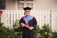 Dua Gelar dalam Satu Momentum, Yosia Yodan Resmi Sandang Gelar Sarjana dan Magister Hukum