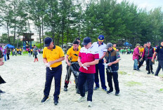 Ribuan Polisi Bersihkan Kawasan Wisata di Kota Bengkulu