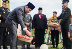 Gelar Ziarah Kubur dan Tabur Bunga, Bupati Arie:Momentum Pengingat Generasi Penerus untuk Jaga Persatuan
