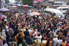 Interaksi dengan Pedagang Pasar Minggu Bengkulu, Capres Anies Canangkan Pasar AMIN