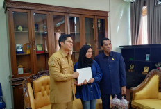 Tepati Janji pada Korban Kebakaran, Plt Bupati dan Ketua DPRD RL Serahkan Laptop dan Printer
