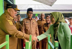 Bantuan Meja Kursi   Sekolah Disalurkan, Bupati Minta Tahun  2027 Tidak Bicara Lagi Tentang Fasilitas Sekolah